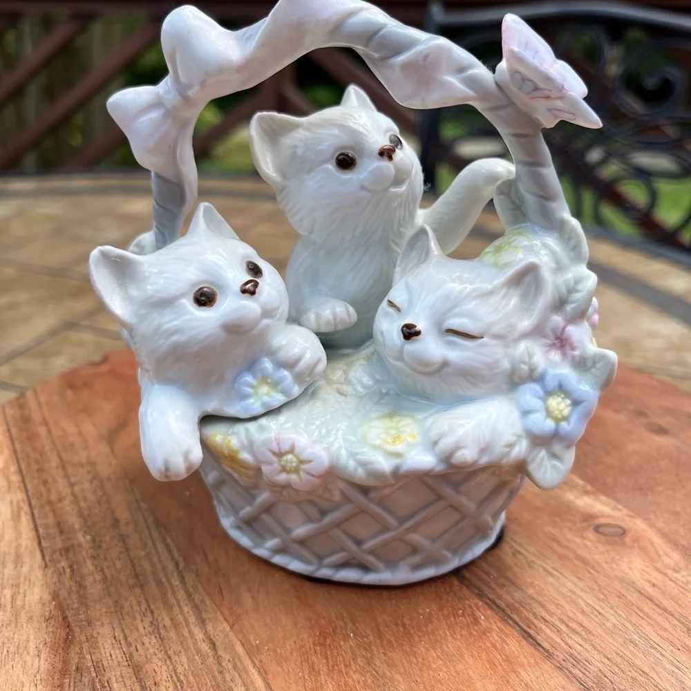 3 Kitty cats in basket porcelain Figurine vintage Collectible Decorative - Picture 8 of 9